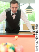 pro billiard player and right angle at billard. Стоковое фото, агентство Ingram Publishing / Фотобанк Лори
