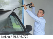 man washes foam machine. Стоковое фото, агентство Ingram Publishing / Фотобанк Лори