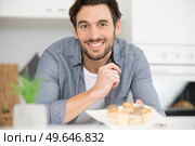 portrait of man with a plate of canapes. Стоковое фото, агентство Ingram Publishing / Фотобанк Лори