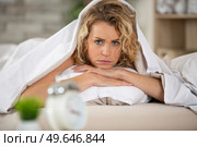 sleepless woman lying down on bed tired. Стоковое фото, агентство Ingram Publishing / Фотобанк Лори