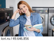 happy female laundress is reading. Стоковое фото, агентство Ingram Publishing / Фотобанк Лори