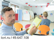 he is waiting for a doctor. Стоковое фото, агентство Ingram Publishing / Фотобанк Лори