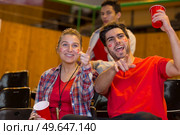 portrait of cheering football fans. Стоковое фото, агентство Ingram Publishing / Фотобанк Лори