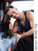 man showing thumbs up with gym weights. Стоковое фото, агентство Ingram Publishing / Фотобанк Лори