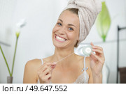 smily woman using dental floss. Стоковое фото, агентство Ingram Publishing / Фотобанк Лори