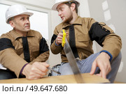 two workers are preparing boards for cutting. Стоковое фото, агентство Ingram Publishing / Фотобанк Лори