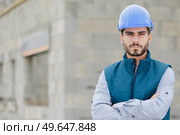 male builder construction worker on building site. Стоковое фото, агентство Ingram Publishing / Фотобанк Лори