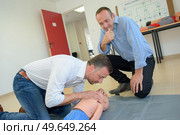 paramedic are demonstrating reanimation dummy. Стоковое фото, агентство Ingram Publishing / Фотобанк Лори
