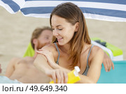 attractive young woman with healthy skin applying suncream. Стоковое фото, агентство Ingram Publishing / Фотобанк Лори