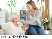 granddaughter tenderly comforting her grandmother. Стоковое фото, агентство Ingram Publishing / Фотобанк Лори