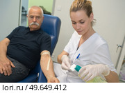 senior man and nurse checking blood sugar level. Стоковое фото, агентство Ingram Publishing / Фотобанк Лори