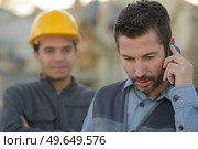 workman receiving worrying phonecall. Стоковое фото, агентство Ingram Publishing / Фотобанк Лори