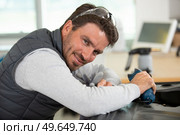 mechanic is looking at the camera. Стоковое фото, агентство Ingram Publishing / Фотобанк Лори