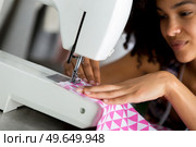 female tailor en sewing process. Стоковое фото, агентство Ingram Publishing / Фотобанк Лори