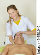 young man enjoying cavitation facial peeling. Стоковое фото, агентство Ingram Publishing / Фотобанк Лори