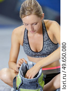 beautiful woman applying sport chalk. Стоковое фото, агентство Ingram Publishing / Фотобанк Лори