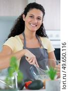 girl whisking eggs at home. Стоковое фото, агентство Ingram Publishing / Фотобанк Лори