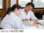 women in white coats in the boardroom. Стоковое фото, агентство Ingram Publishing / Фотобанк Лори