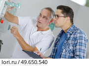 two worker on a machine. Стоковое фото, агентство Ingram Publishing / Фотобанк Лори