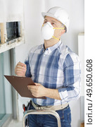 inspector wearing mask while assessing property. Стоковое фото, агентство Ingram Publishing / Фотобанк Лори