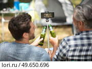 friends sitting on river bank drinking beer doing a selfie. Стоковое фото, агентство Ingram Publishing / Фотобанк Лори