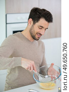 closeup on man whisking eggs in bowl. Стоковое фото, агентство Ingram Publishing / Фотобанк Лори