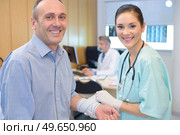 she is wrapping the fractured arm. Стоковое фото, агентство Ingram Publishing / Фотобанк Лори