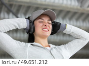 expressive woman holding her hands over her ear-defenders. Стоковое фото, агентство Ingram Publishing / Фотобанк Лори