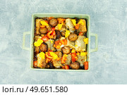 Diet fish hake cooked with mushrooms, orange and tomatoes.. White fish baked with vegetable and oranges, flat lay. Стоковое фото, агентство Ingram Publishing / Фотобанк Лори