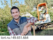 Builders working in a garden. Стоковое фото, агентство Ingram Publishing / Фотобанк Лори