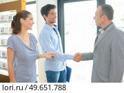 agent and young couple handshaking in the office. Стоковое фото, агентство Ingram Publishing / Фотобанк Лори