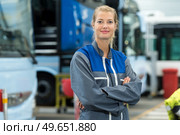 a portrait of female automechanic. Стоковое фото, агентство Ingram Publishing / Фотобанк Лори