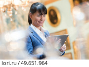 gallery curator looking at tablet. Стоковое фото, агентство Ingram Publishing / Фотобанк Лори