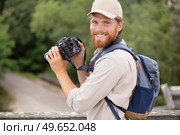 happy man on hiking trip with his dslr camera. Стоковое фото, агентство Ingram Publishing / Фотобанк Лори