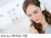 Chilling out to music at home. Стоковое фото, агентство Ingram Publishing / Фотобанк Лори