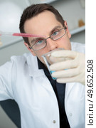 a researcher during experimentation anaylse. Стоковое фото, агентство Ingram Publishing / Фотобанк Лори