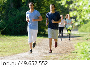 a portrait of men jogging. Стоковое фото, агентство Ingram Publishing / Фотобанк Лори