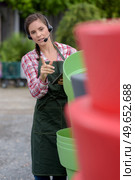 woman using tablets in the garden. Стоковое фото, агентство Ingram Publishing / Фотобанк Лори