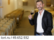 young man tasting red wine in cellar. Стоковое фото, агентство Ingram Publishing / Фотобанк Лори
