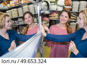 two female buying in home store. Стоковое фото, агентство Ingram Publishing / Фотобанк Лори