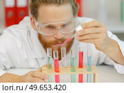 young biologist sets dna sequencing reaction with multichannel pipette. Стоковое фото, агентство Ingram Publishing / Фотобанк Лори