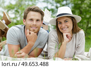 couple laying in grass in park. Стоковое фото, агентство Ingram Publishing / Фотобанк Лори