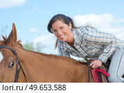 a joyful woman riding horse. Стоковое фото, агентство Ingram Publishing / Фотобанк Лори