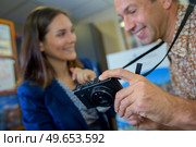 Man showing photos on screen of digital camera. Стоковое фото, агентство Ingram Publishing / Фотобанк Лори