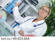 doctor taking the folder out. Стоковое фото, агентство Ingram Publishing / Фотобанк Лори