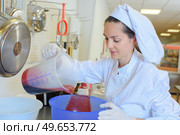 Chef pouring red pulp into bowl. Стоковое фото, агентство Ingram Publishing / Фотобанк Лори
