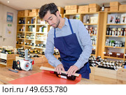 sommelier preparing wine bottle for a present. Стоковое фото, агентство Ingram Publishing / Фотобанк Лори