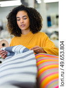 woman picking a perfect stripped designed fabric. Стоковое фото, агентство Ingram Publishing / Фотобанк Лори