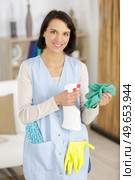 attractive woman washing the window with spray and rag. Стоковое фото, агентство Ingram Publishing / Фотобанк Лори
