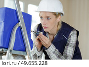 woman builder working with electronics. Стоковое фото, агентство Ingram Publishing / Фотобанк Лори